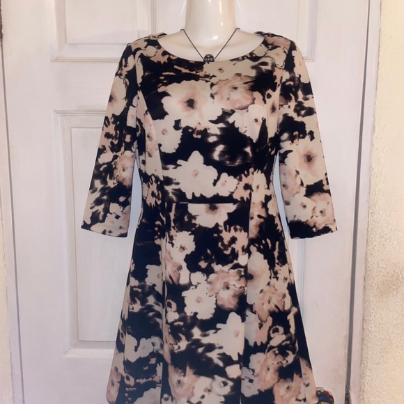 VINCE CAMUTO DRESS SIZE 4 - Picture 1 of 7